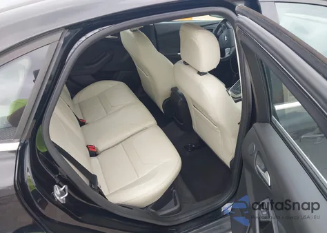 2018 Ford Focus Titanium z USA, uszkodzony, nr VIN 1FADP3J25JL273391